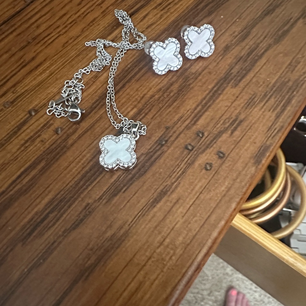 Elegant Silver Clover Necklace Set